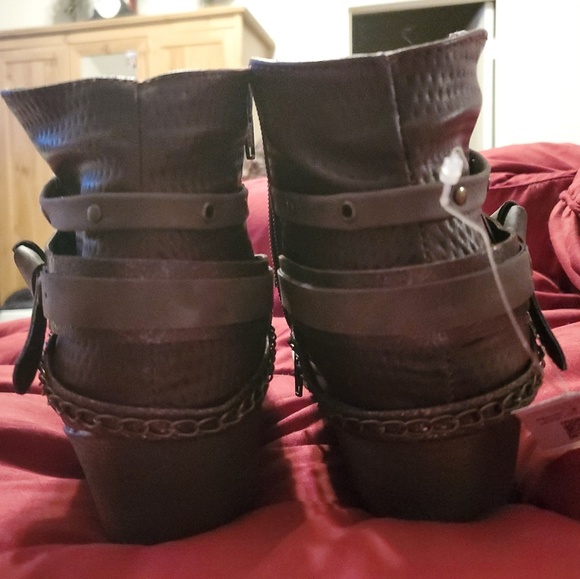 SO brown ankle boots. - Picture 3 of 5